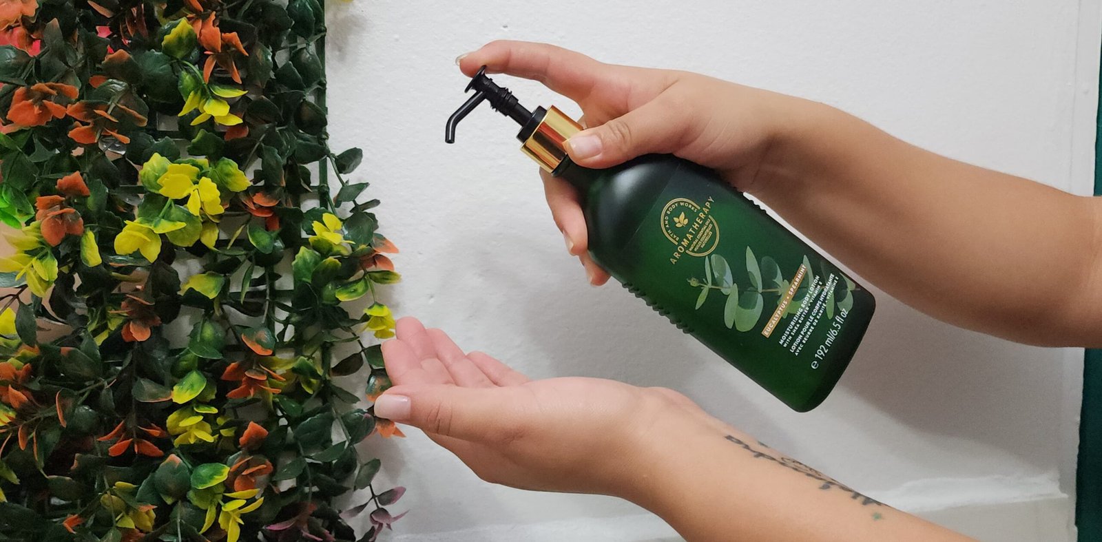 Detalle del aceite utilizado durante un tratamiento en Magic Estética y Spa.